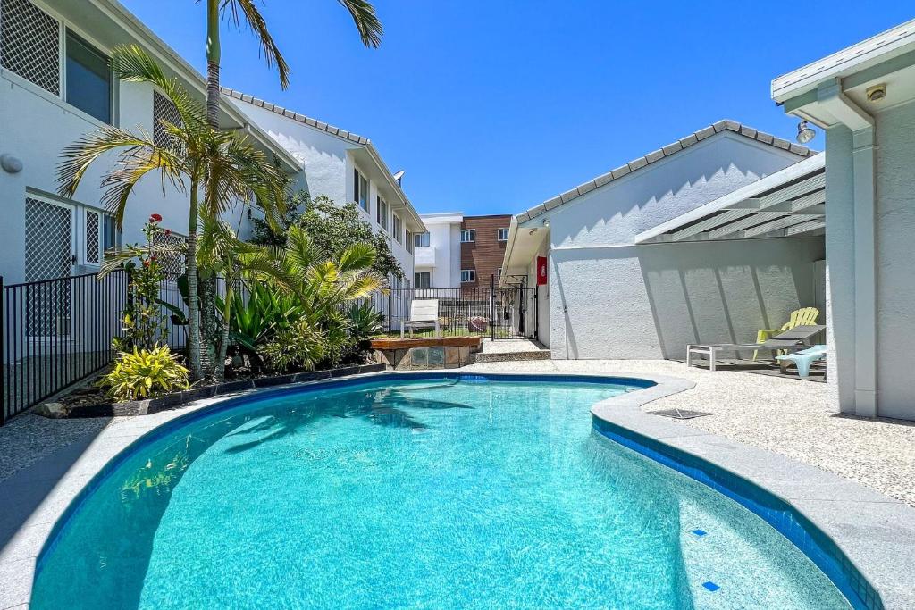 3 bedroom townhouse walk to Alexandra Headland beach