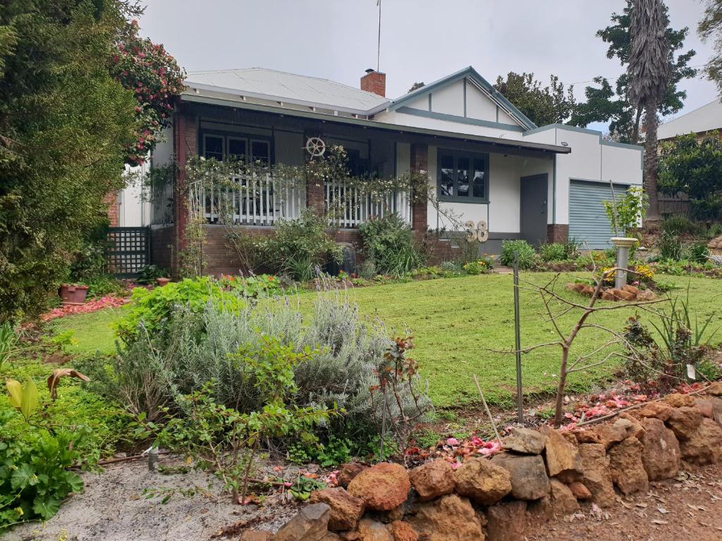 Walnut Cottage - 2 bedroom pet friendly country cottage