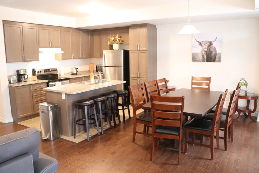Luxury Townhome Minutes To Toronto & Plazas Nearby