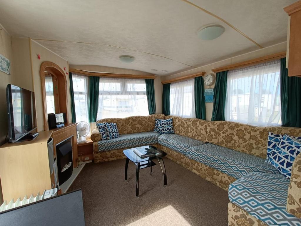 Pet friendly Holiday Caravan sleeps 5