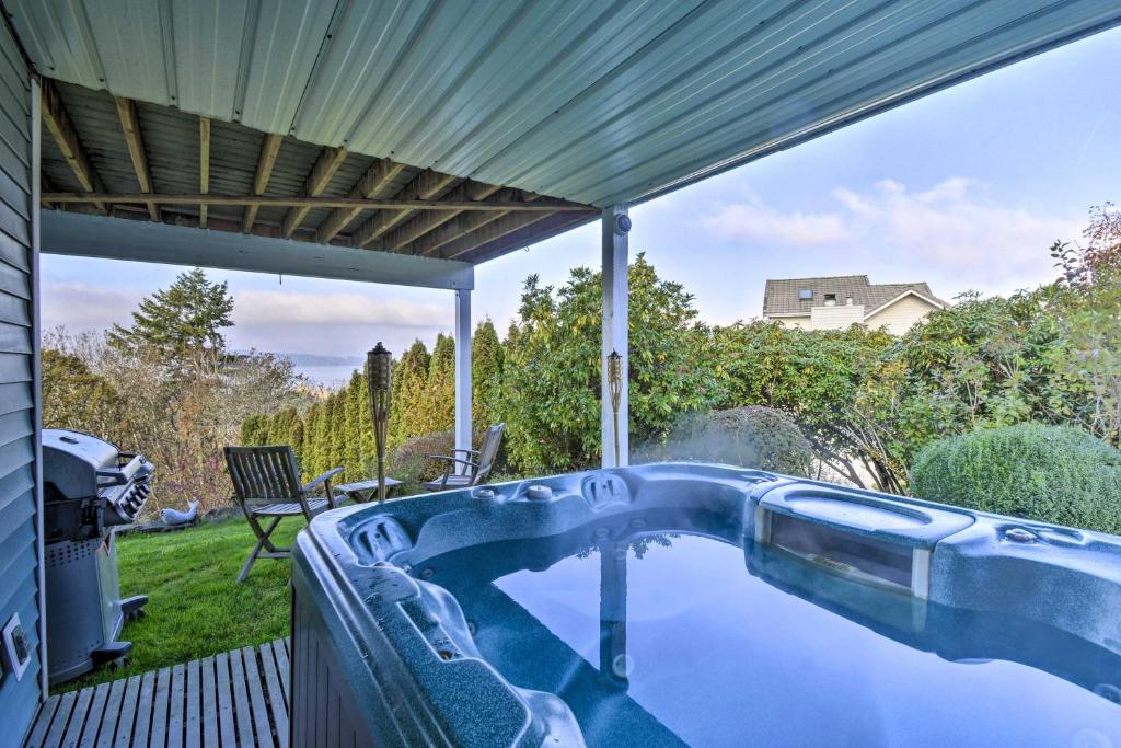Dog-Friendly Lakewood Apartment with Private Hot Tub