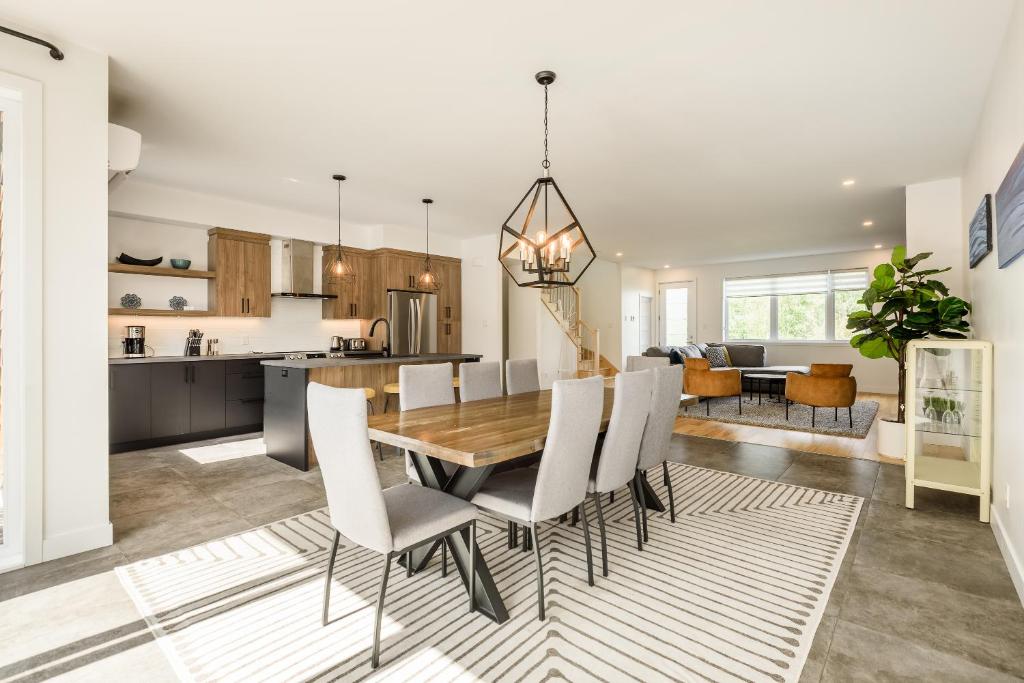 Le Memph Hirondelle spacious comfortable condo cottage eco responsible 3 bedrooms - 2 hot tubs & pool Memphrémagog Lake