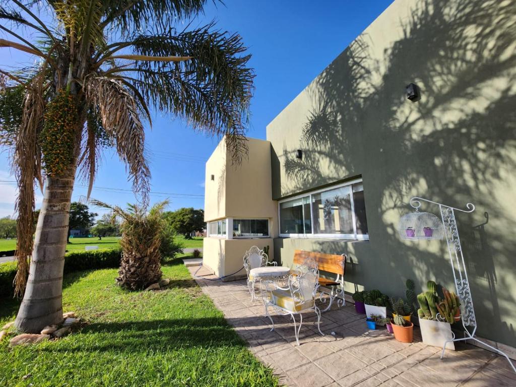 Casa en Club de Campo. Parque y Pileta.