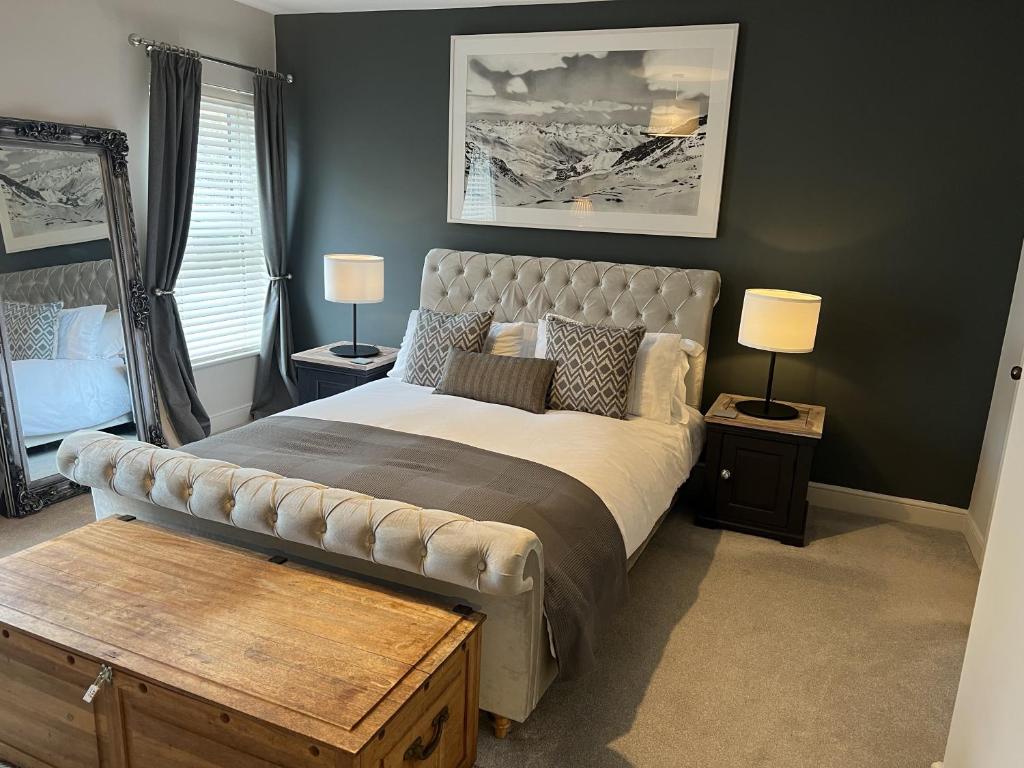 Luxurious Victorian villa with parking sleeps six