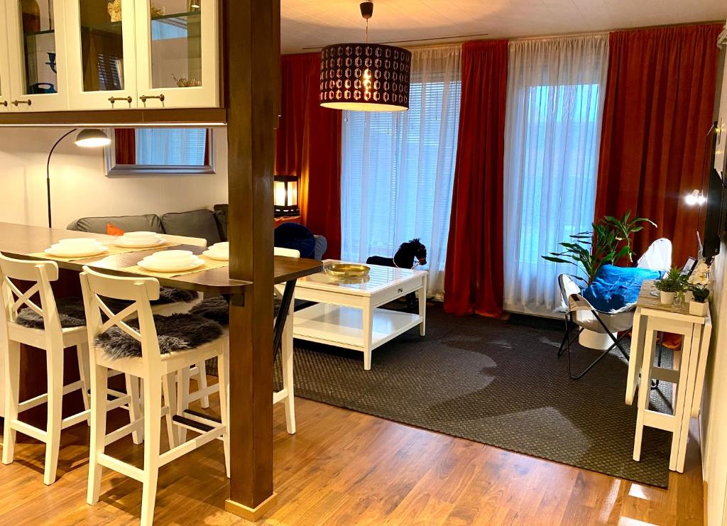 Fully-equipped apt, Free parking, private backyard