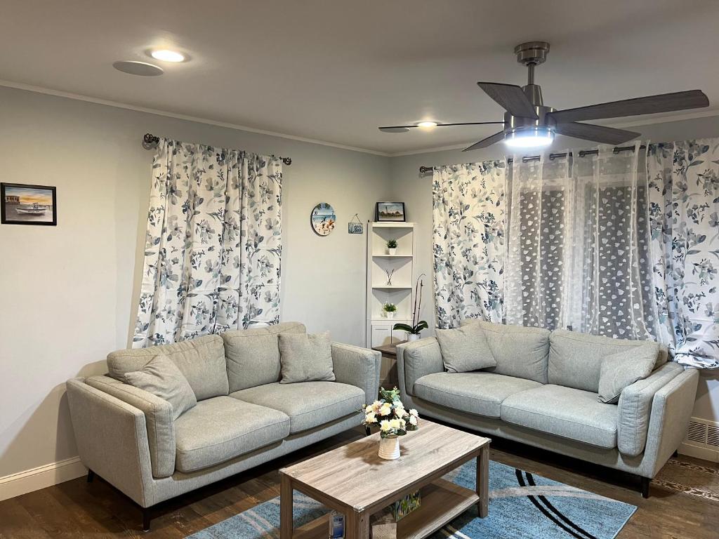Cozy, Spacious, Modern entire Vacation Home near beaches & boardwalks, pets & children friendly