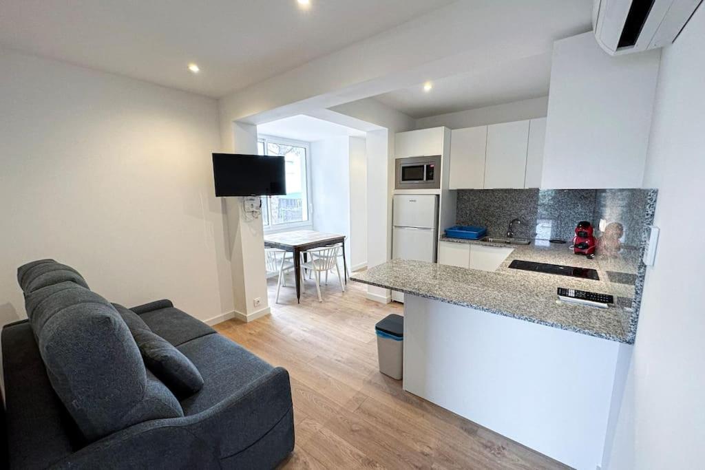 T2F - Best place in Cala-Montgo beach apartment with 2 Beds, Air Conditioning and private Parking