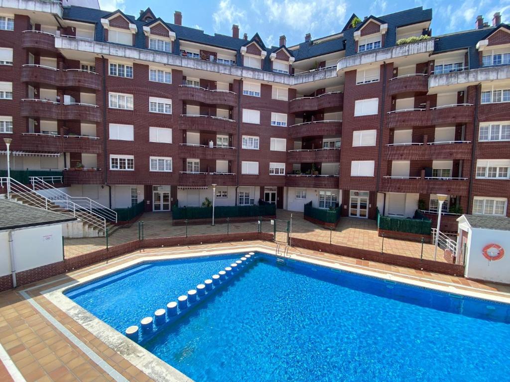 Paraíso Soleado: Piso con Terraza, Piscina y Garaje a 5 min de Playa