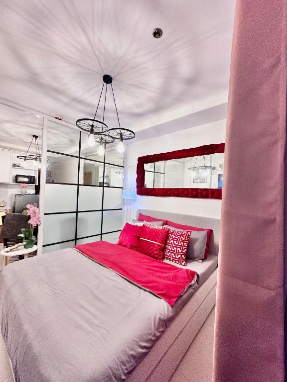 Aesthetic One Bedroom Beside SM w Pool, Wifi and Netflix
