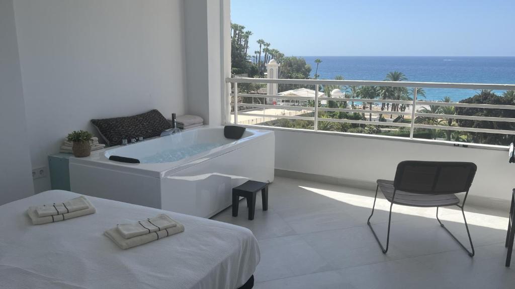 Modern apartment sea view with private jacuzzi