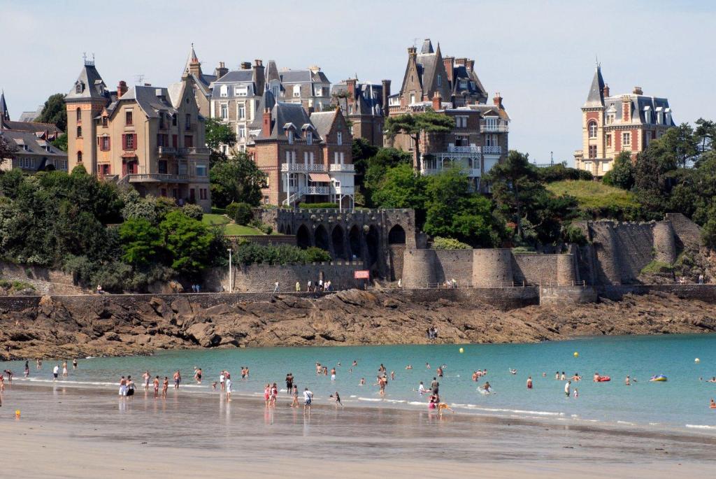 Proche St-Malo, plages, appart 50m2 avec jardin