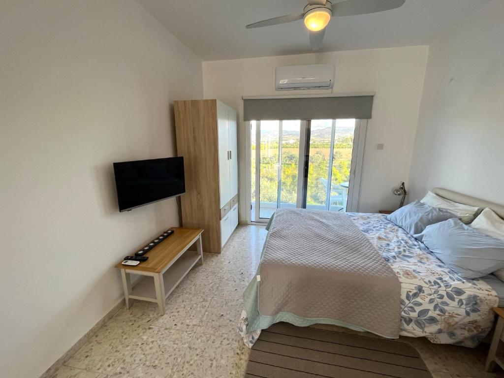 White House studio with sea view and parking