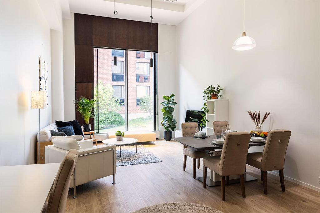 Seaside Deluxe Loft - Beach, Free Parking & 10 min to Metro