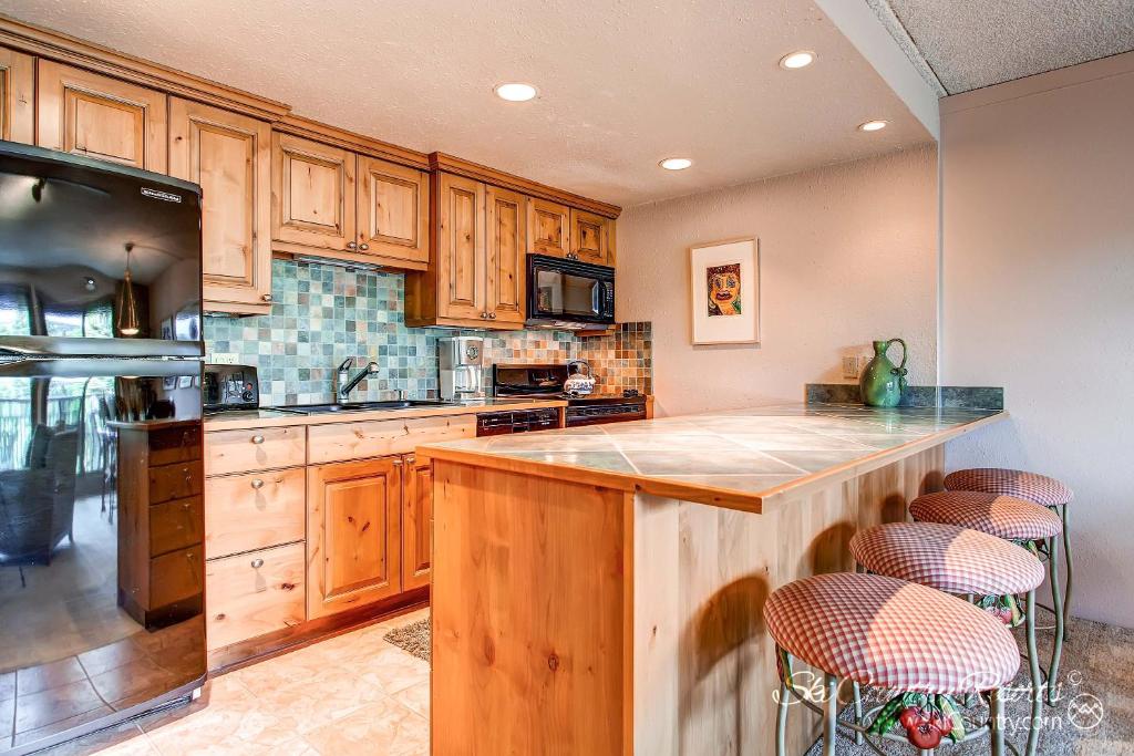 Impeccable Ski In Ski Out Unit with Mountain Views from Private Balcony, Steps From Downtown TE402