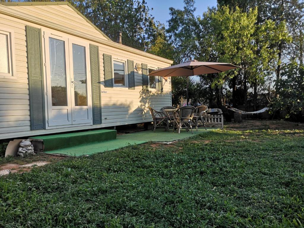 Mobile home with shared garden and pool