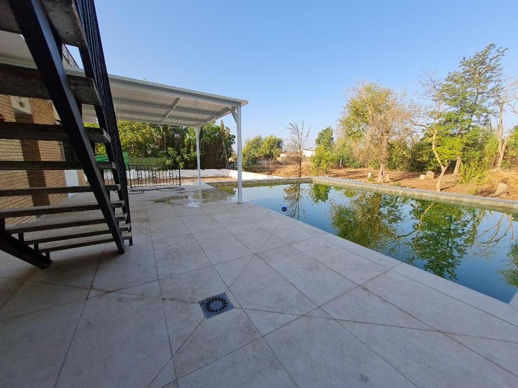 AMPLIO CHALET CON GENIAL PISCINA A 10 MIN DE SEVILLA