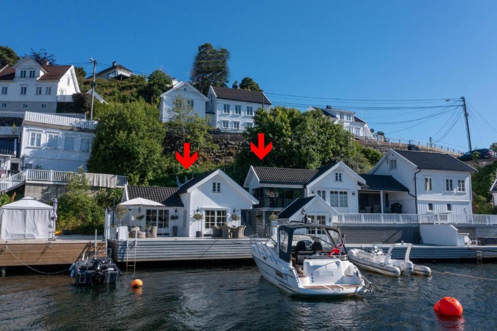 Båthus med egen stor brygge og alle fasiliteter
