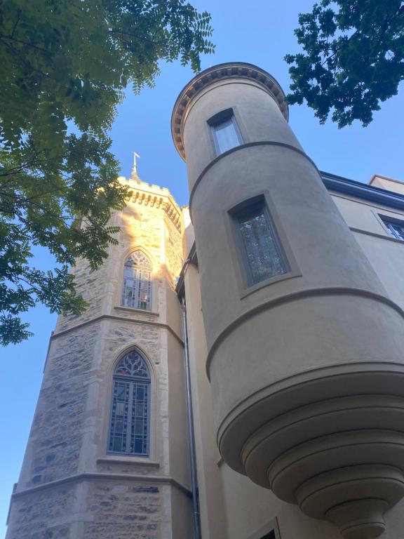 Château GrandClément en ville dans son cadre verdoyant avec piscine