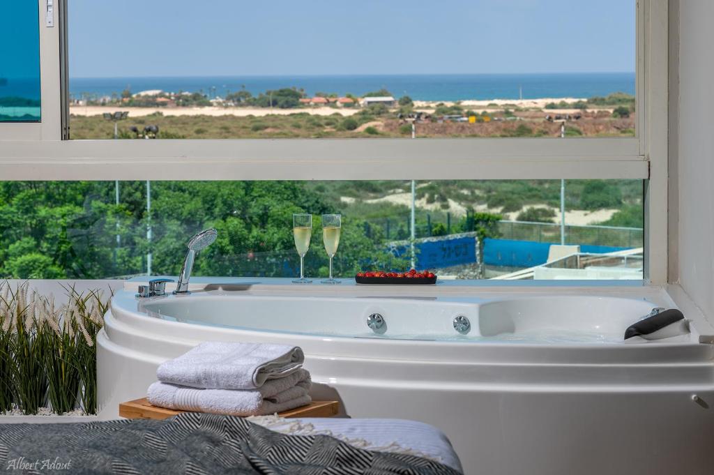 Mina's luxury suite - panoramic sea view- קיסריה