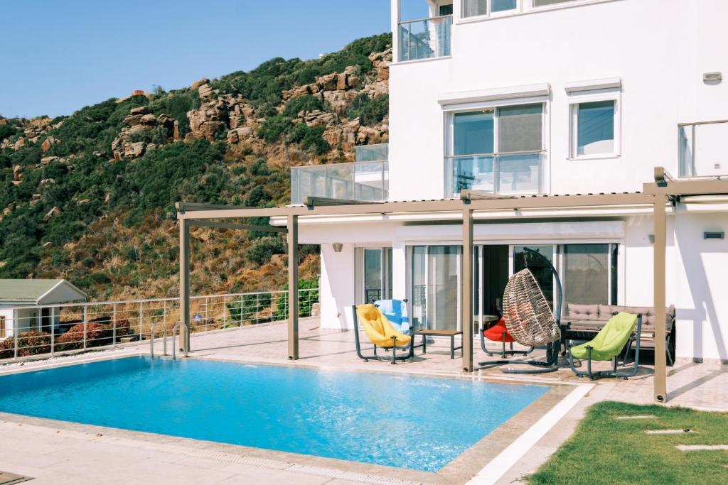 Chic Villa w Patio Pool 3 min to Beach in Bodrum