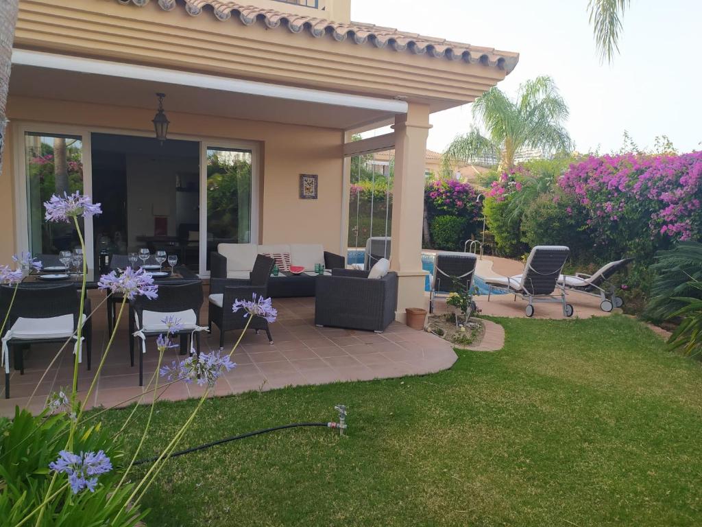 VILLA RIVIERA CON PISCINA PRIVADA JUNTO AL CAMPO DE GOLF