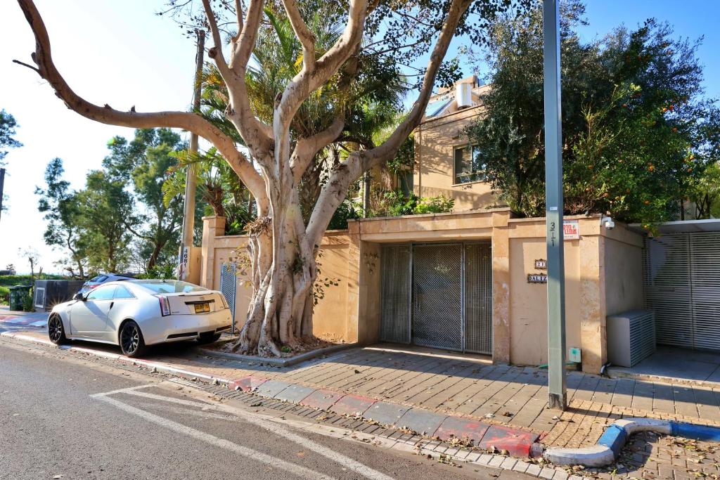 Luxury villa with a heated pool, Jakuzi and a sea view 70m from the beach