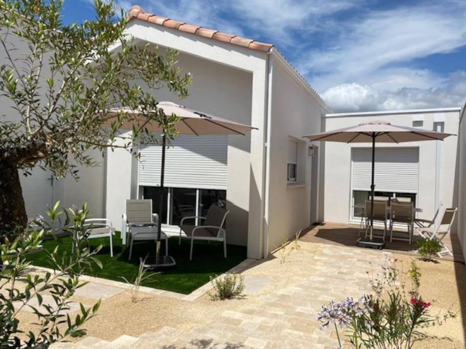 Maison neuve zone coulée verte menant a l'océan
