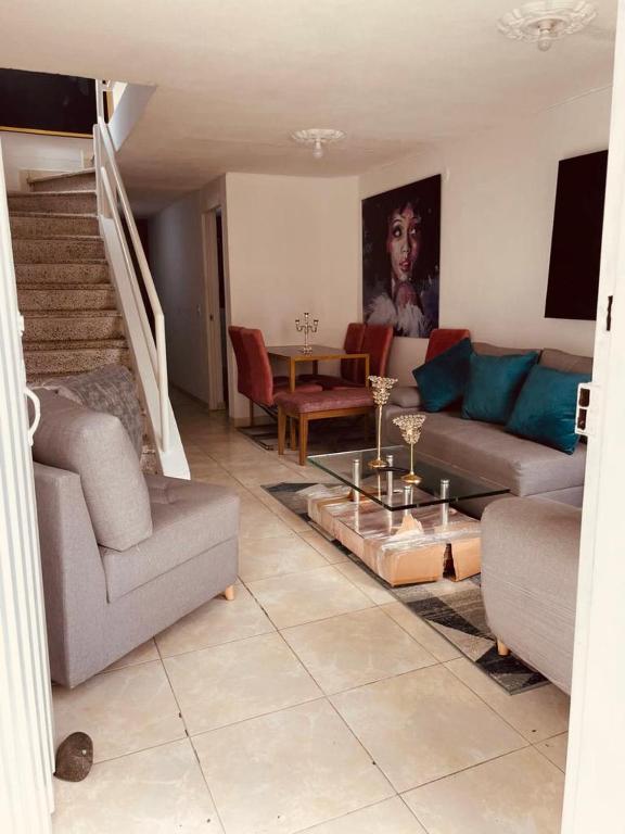Casa con piscina en unidad cerrada