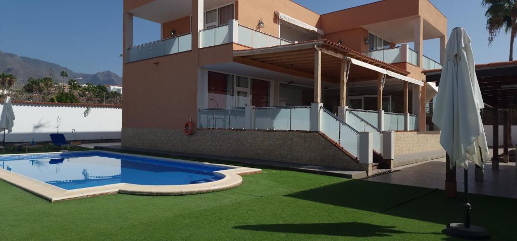 Bright 4 bedroom Villa, Pool and Tennis court