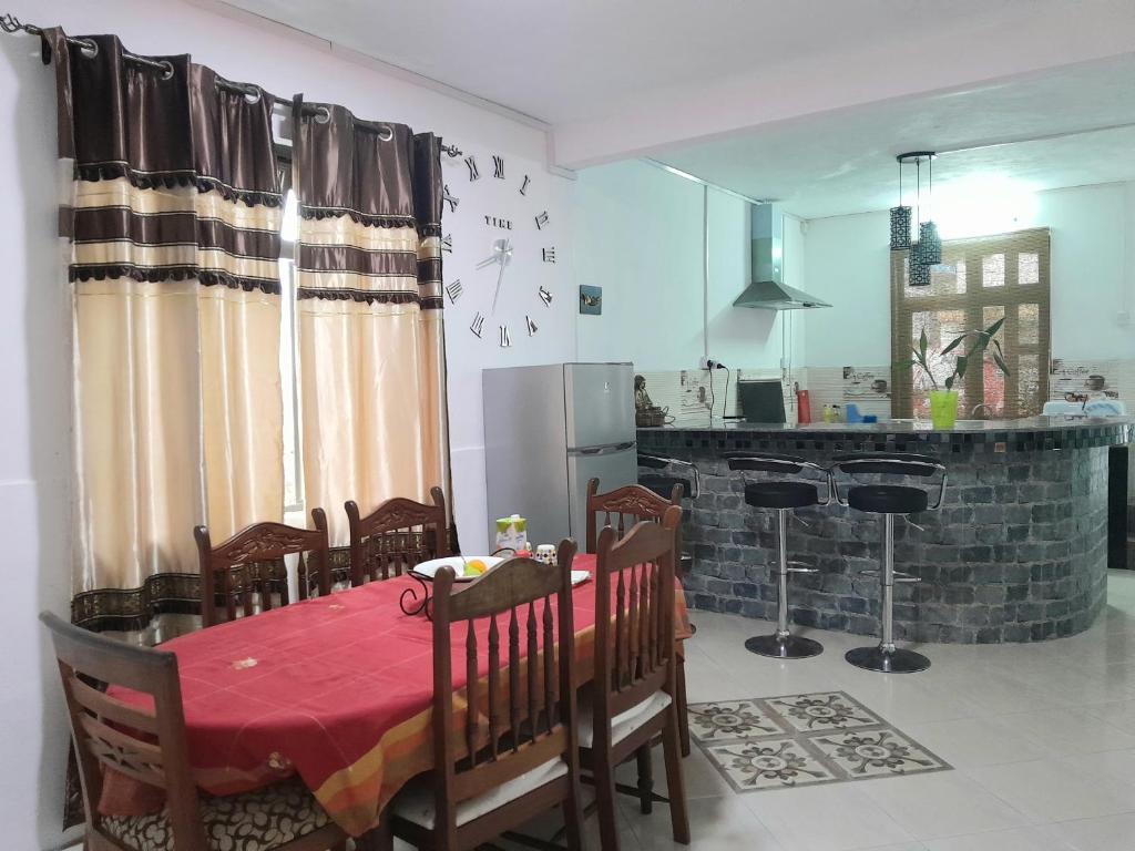 Beautiful Affordable House - 5 minutes from the airport and 12 minutes to Blue bay beach