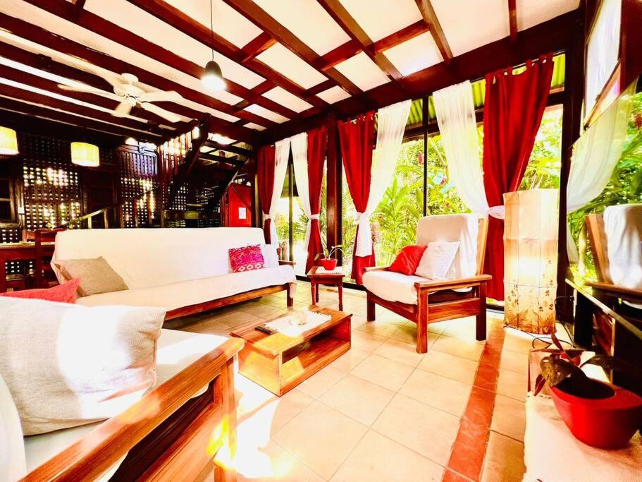 Casa Elita - Spacious 2floor house, Jungle & beach, fast wifi