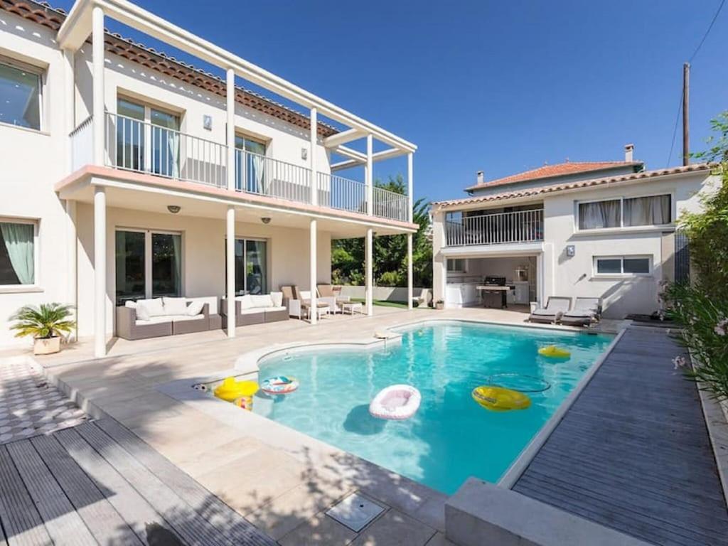 Enticing villa in Juan les Pins near the beach
