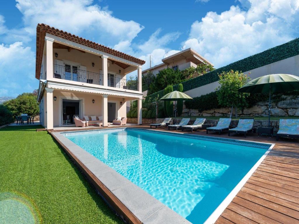 Villa in Saint-Laurent-du-Var with pool