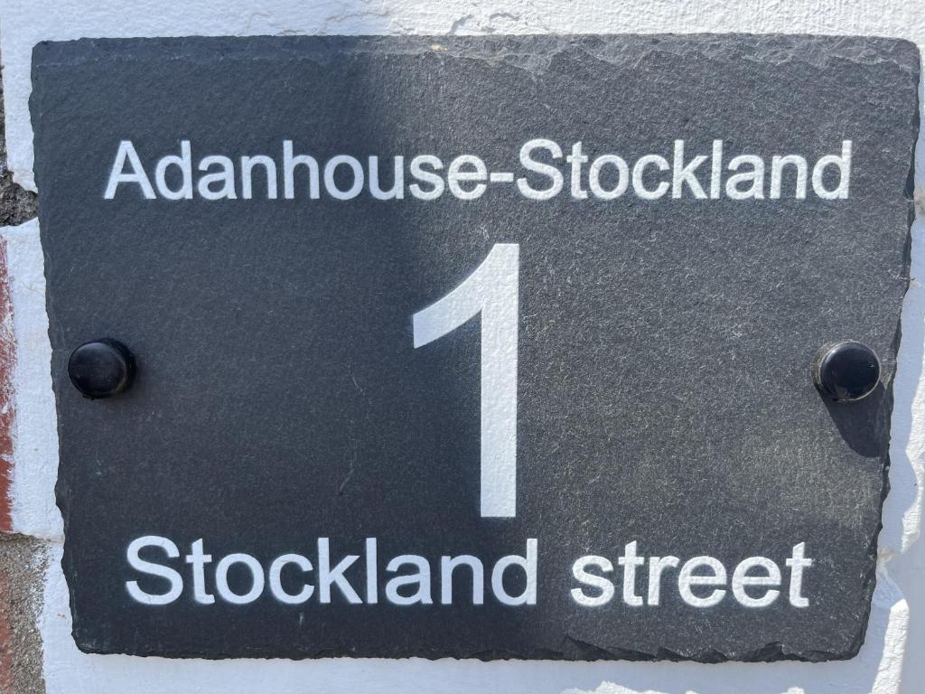 Adanhouse-stockland spacious 5 bedroom house sleeps 12 private garden