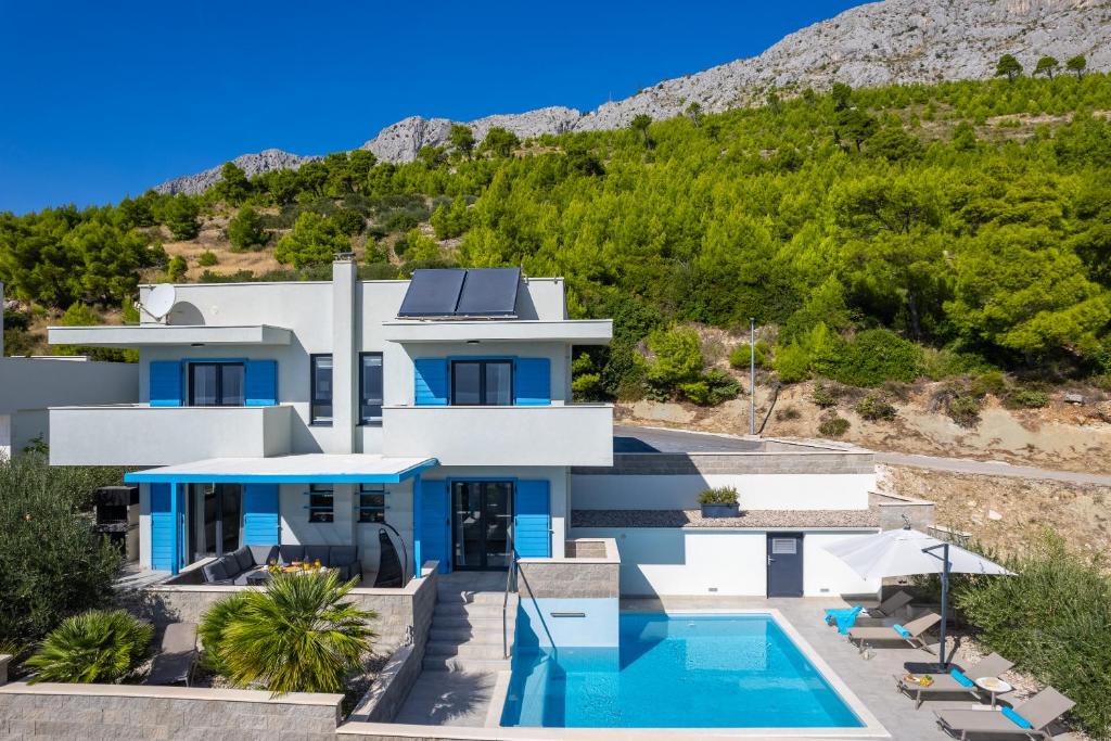 Villa Allegra with 32msq heated pool, 300m far from sandy beaches, open sea view