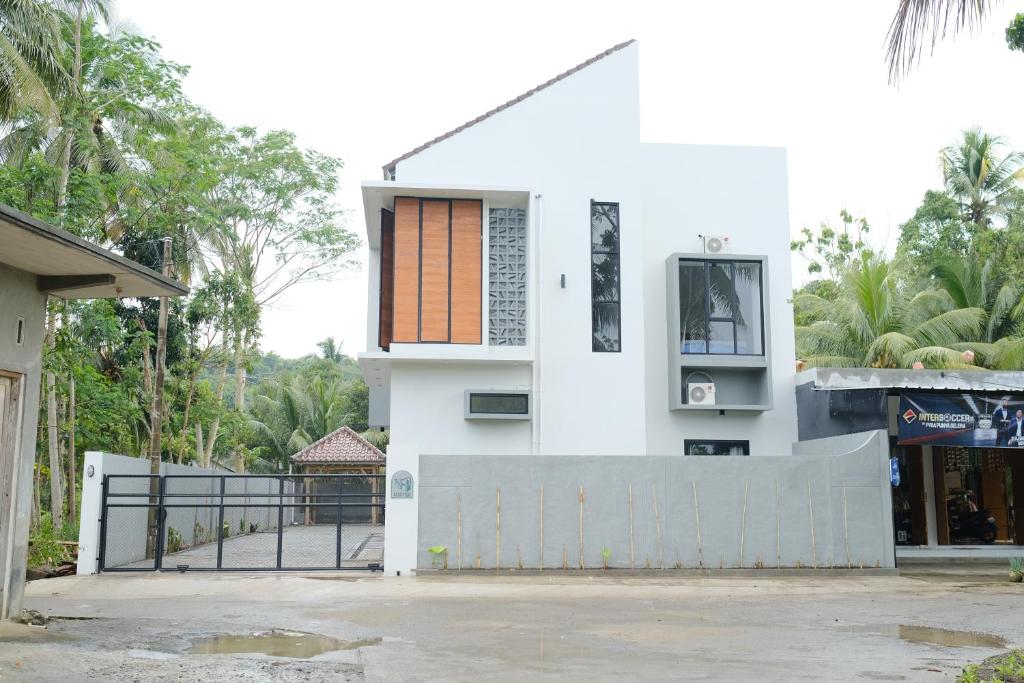 Kmanda House