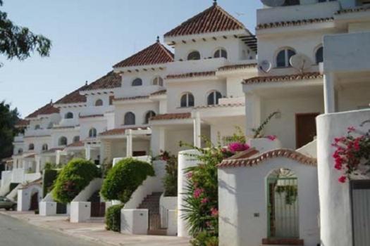 Modern Townhouse 5 mins walk from the beach and 15 mins from port