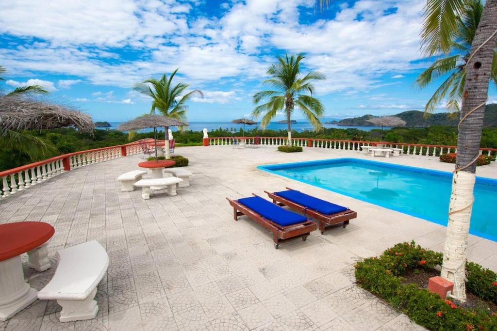 2BD Beauty with Big Pool - Walk to Beach