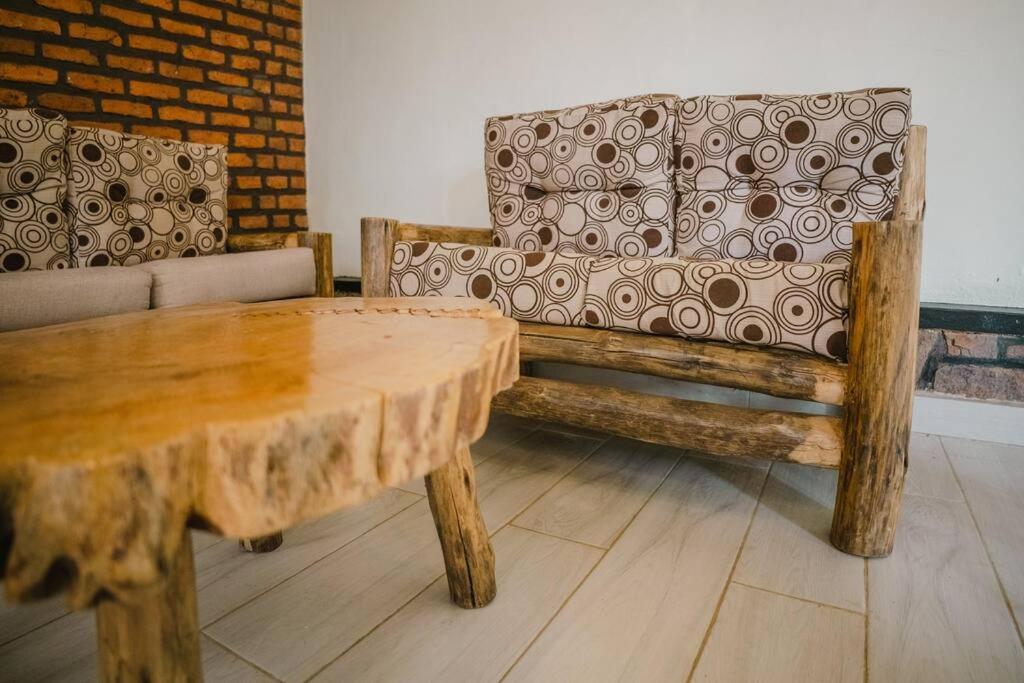 KABA:Local Rwanda Guesthouse. Entire Property for you.B&B