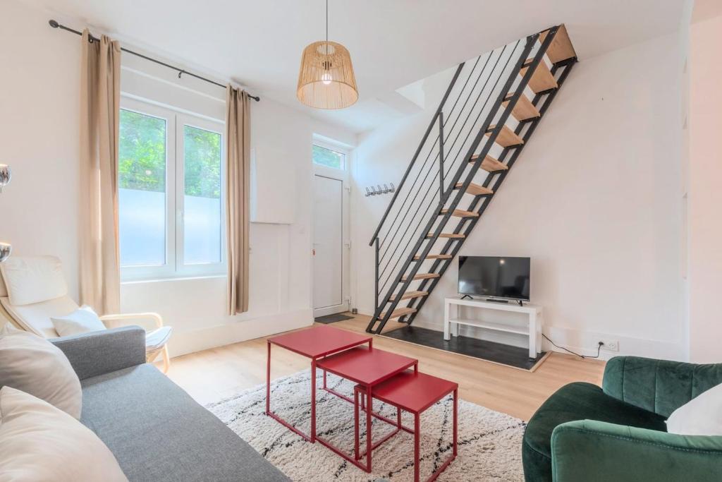 2 BR house w terrace near train stations & metro