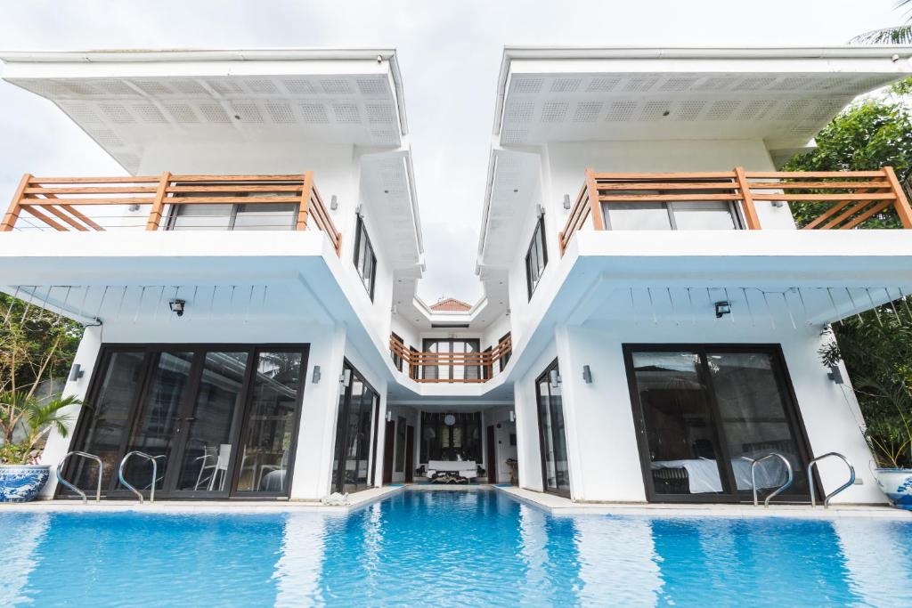 The Whitehouse by the Sea