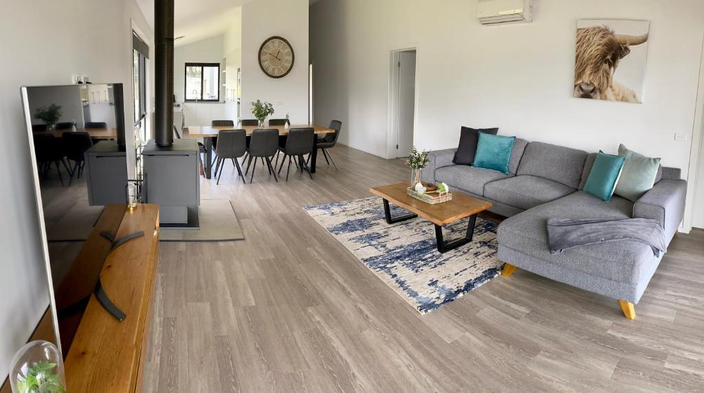 Jindabyne House 1, Modern 3 bedroom home, alpine views & fireplace