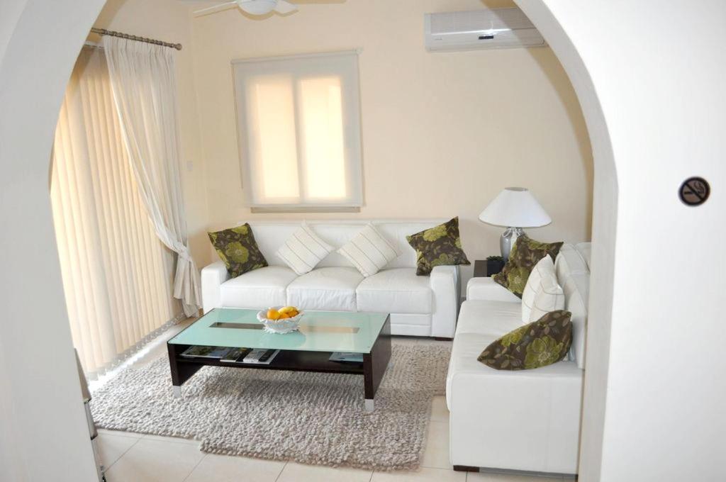 3 bedrooms villa with sea view private pool and enclosed garden at Kissonerga 4 km away from the beach
