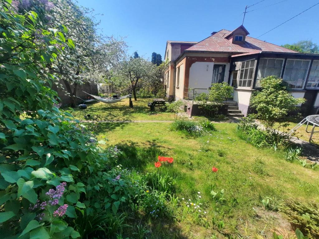 Cozy private house with a yard & parking