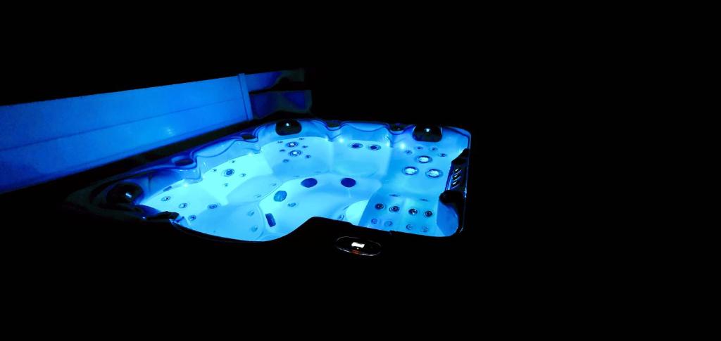 Villa H2o - Jacuzzi & Piscine - Village de Noël 2min en voiture 25min à pied