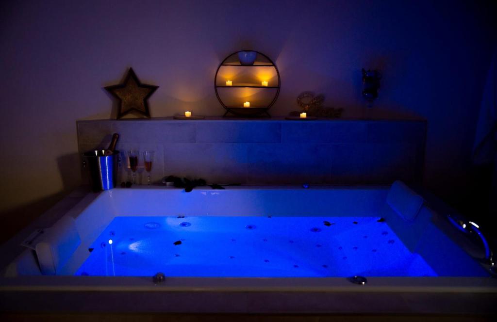 Le Mas aux Amoureux , Suite Romantique et Spa