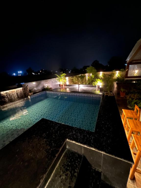 Param Country Home With Pool
