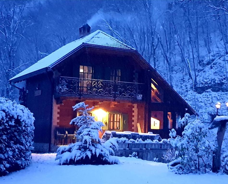 Vintage river house Slapnica in the Žumberak Nature Park, finnish sauna and jacuzzi