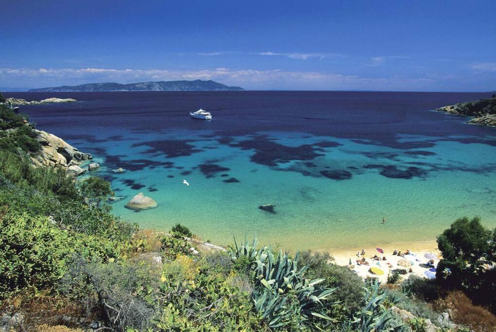 Villa Calypso 8 pax, waterfront with boat WiFi