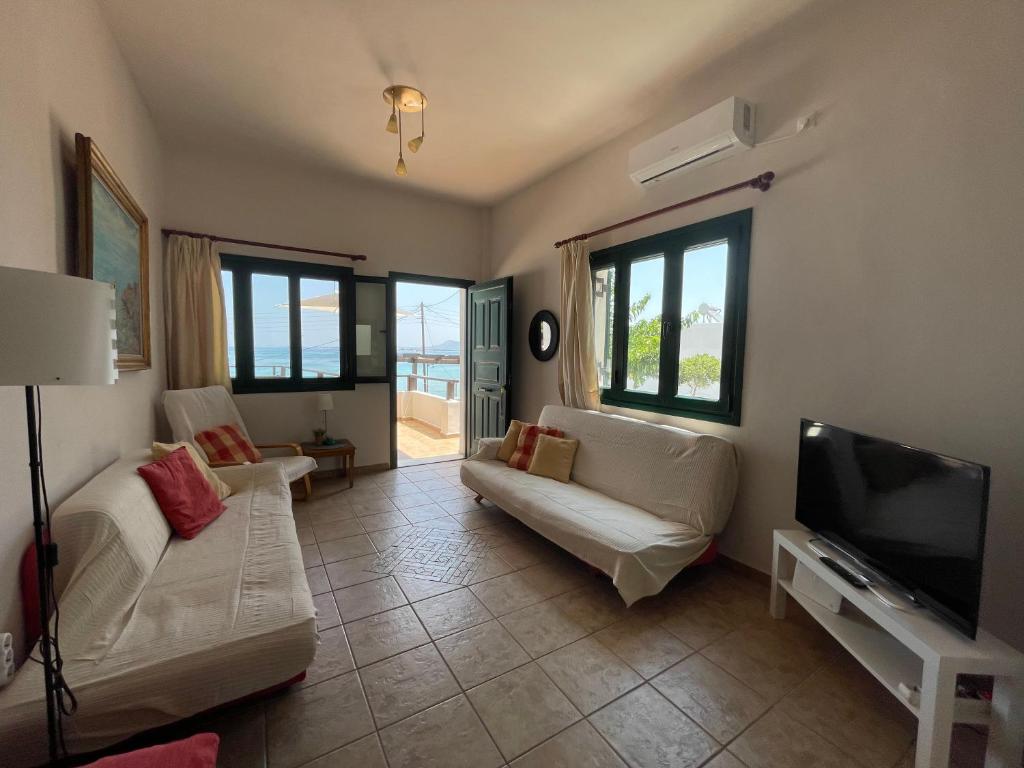 Sapphire View - only 4 meters away from the sea